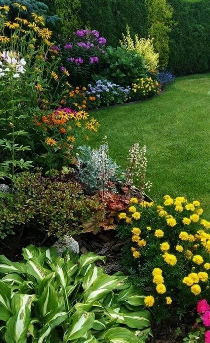 Jardín cuidado con flores, arbustos y césped